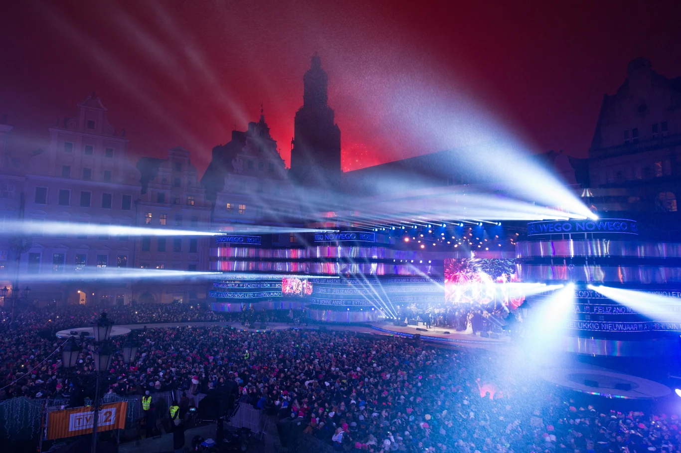 Bawiąca się publiczność podczas koncertu sylwestrowego organizowanego przez TVP2 na wrocławskim Rynku 