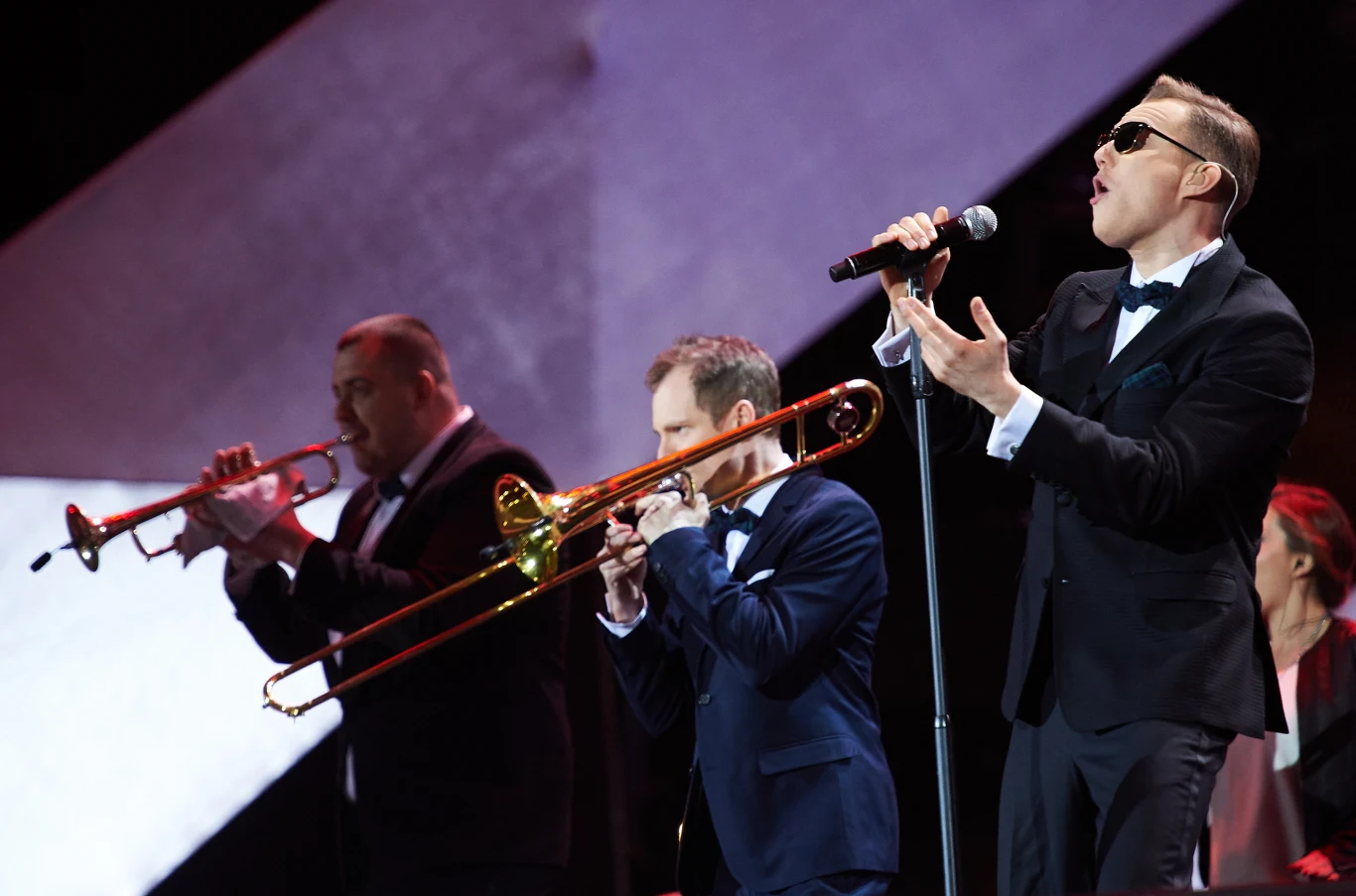 Piosenkarz Mrozu z zespołem występuje podczas koncertu Sylwester Polsatu 2014/2015 - Sylwestrowy Rejs Przebojów w sylwestrową noc w Gdyni