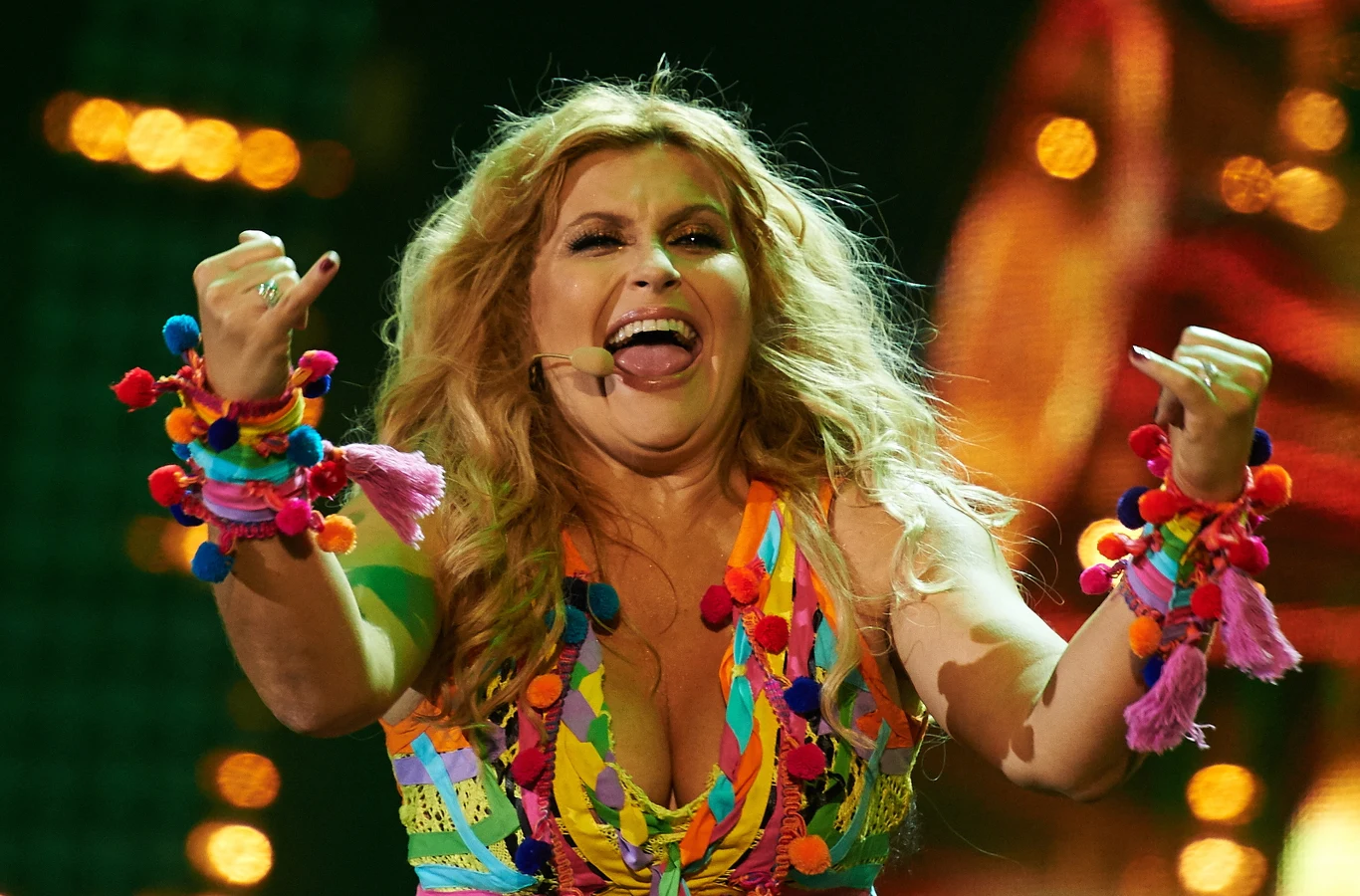 Katarzyna Skrzynecka w roli Shakiry występuje podczas koncertu Sylwester Polsatu 2014/2015 - Sylwestrowy Rejs Przebojów w sylwestrową noc w Gdyni