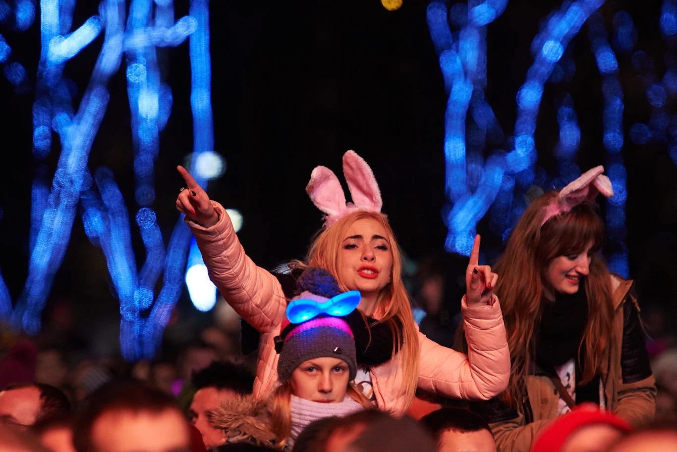 Bawiąca się publiczność podczas koncertu Sylwester Polsatu 2014/2015 - Sylwestrowy Rejs Przebojów w sylwestrową noc w Gdyni