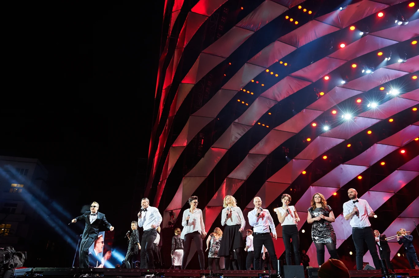 Piosenkarz Mrozu z zespołem występuje podczas koncertu Sylwester Polsatu 2014/2015 - Sylwestrowy Rejs Przebojów w sylwestrową noc w Gdyni