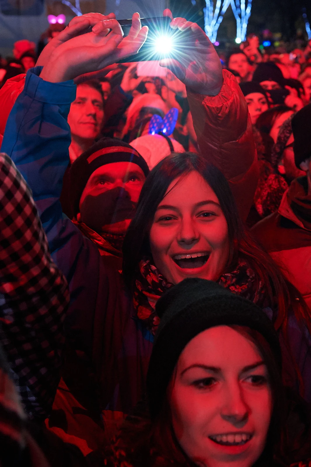 Bawiąca się publiczność podczas koncertu Sylwester Polsatu 2014/2015 - Sylwestrowy Rejs Przebojów w sylwestrową noc w Gdyni