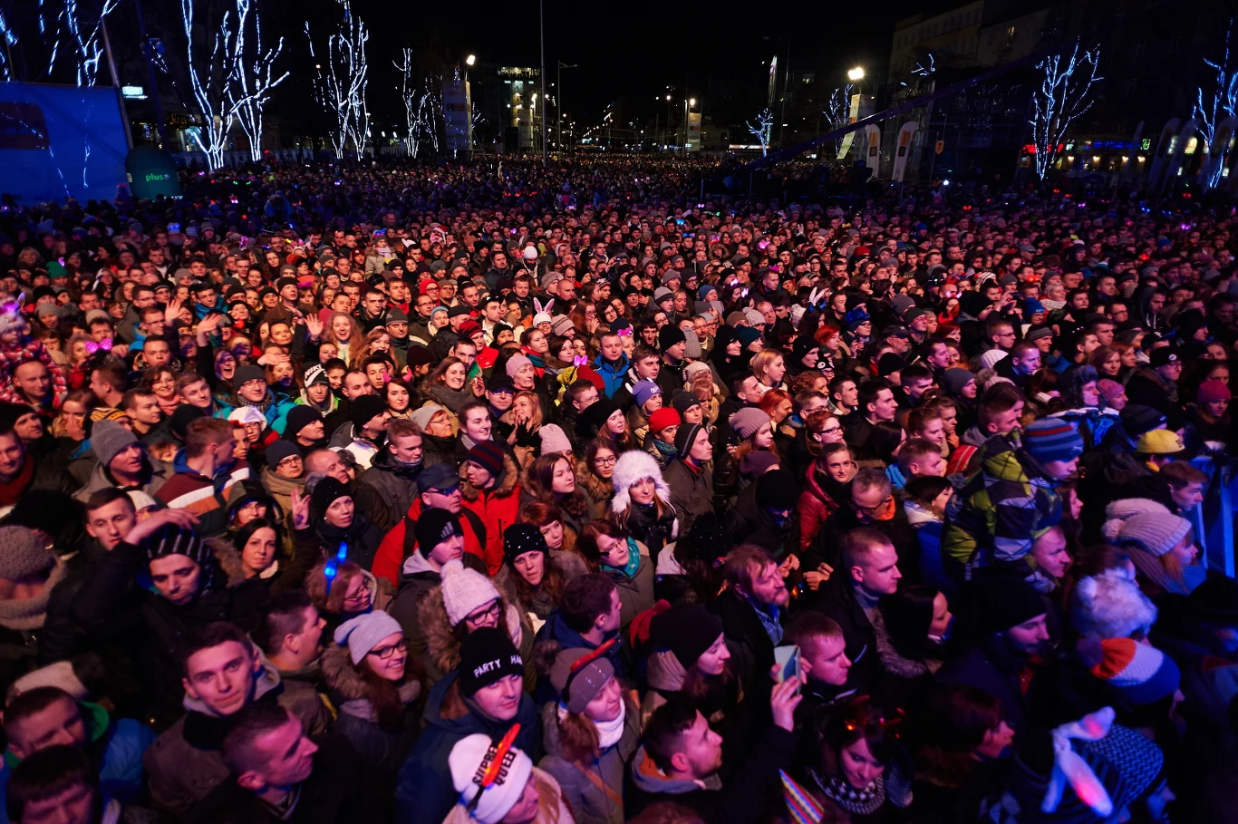 Bawiąca się publiczność podczas koncertu Sylwester Polsatu 2014/2015 - Sylwestrowy Rejs Przebojów w sylwestrową noc w Gdyni