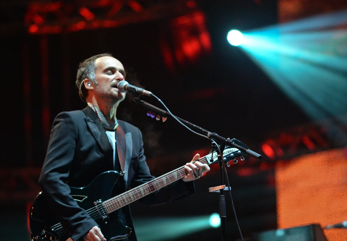 Artur Rojek z zespołem występuje podczas koncertu sylwestrowego na błoniach Stadionu Narodowego w Warszawie