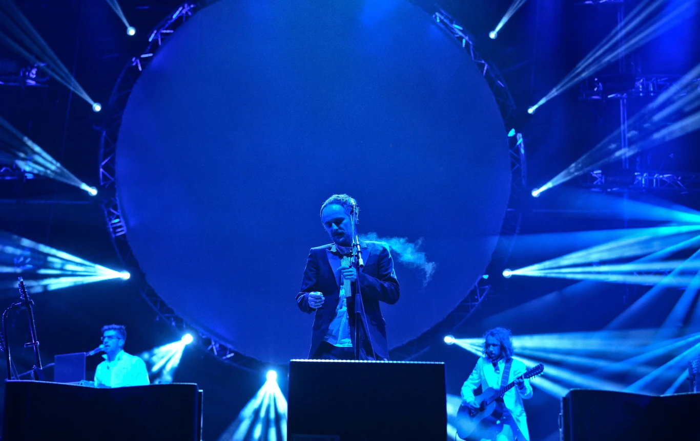 Artur Rojek z zespołem występuje podczas koncertu sylwestrowego na błoniach Stadionu Narodowego w Warszawie