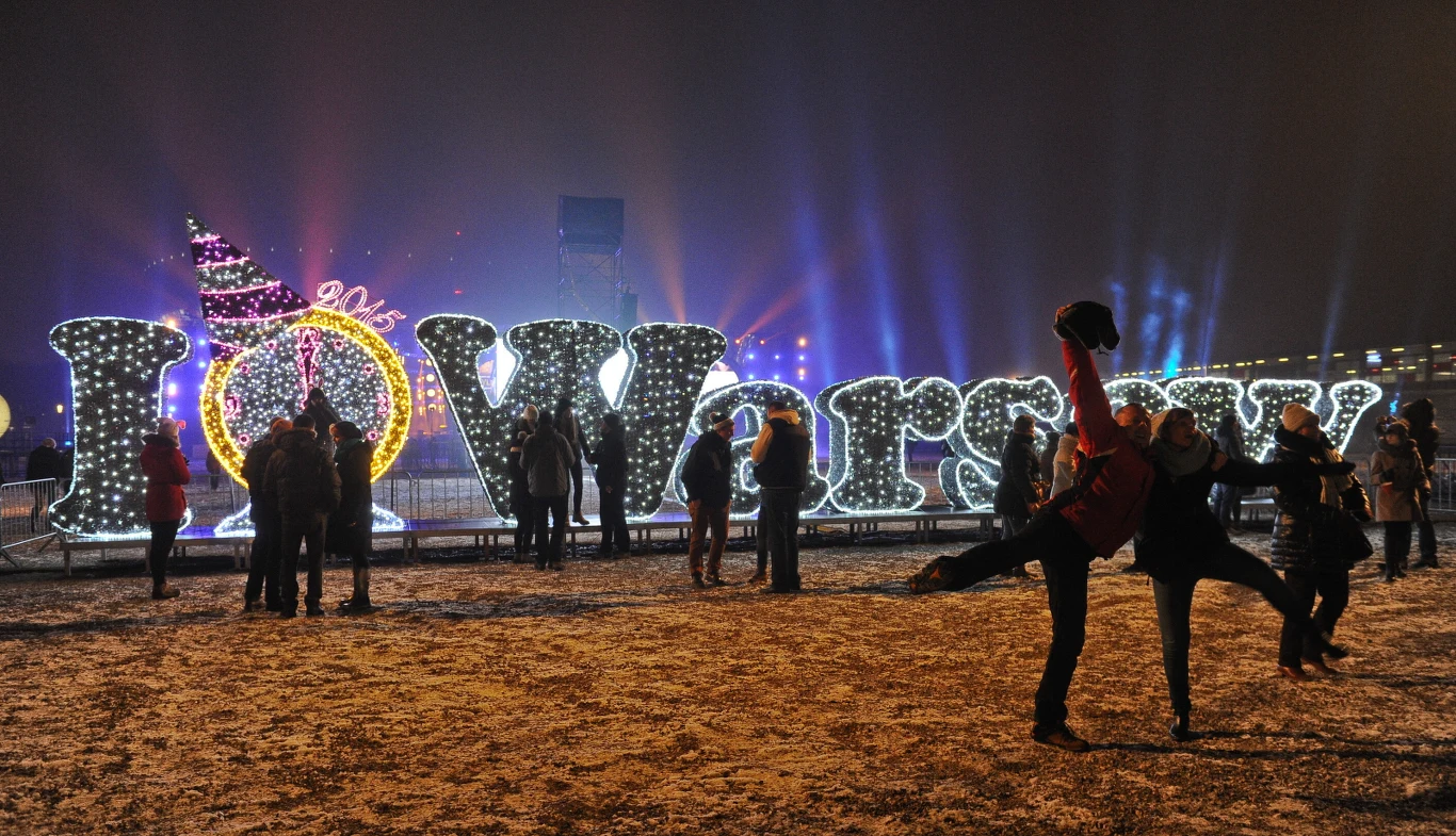 Publiczność bawiąca się podczas koncertu sylwestrowego na błoniach Stadionu Narodowego w Warszawie
