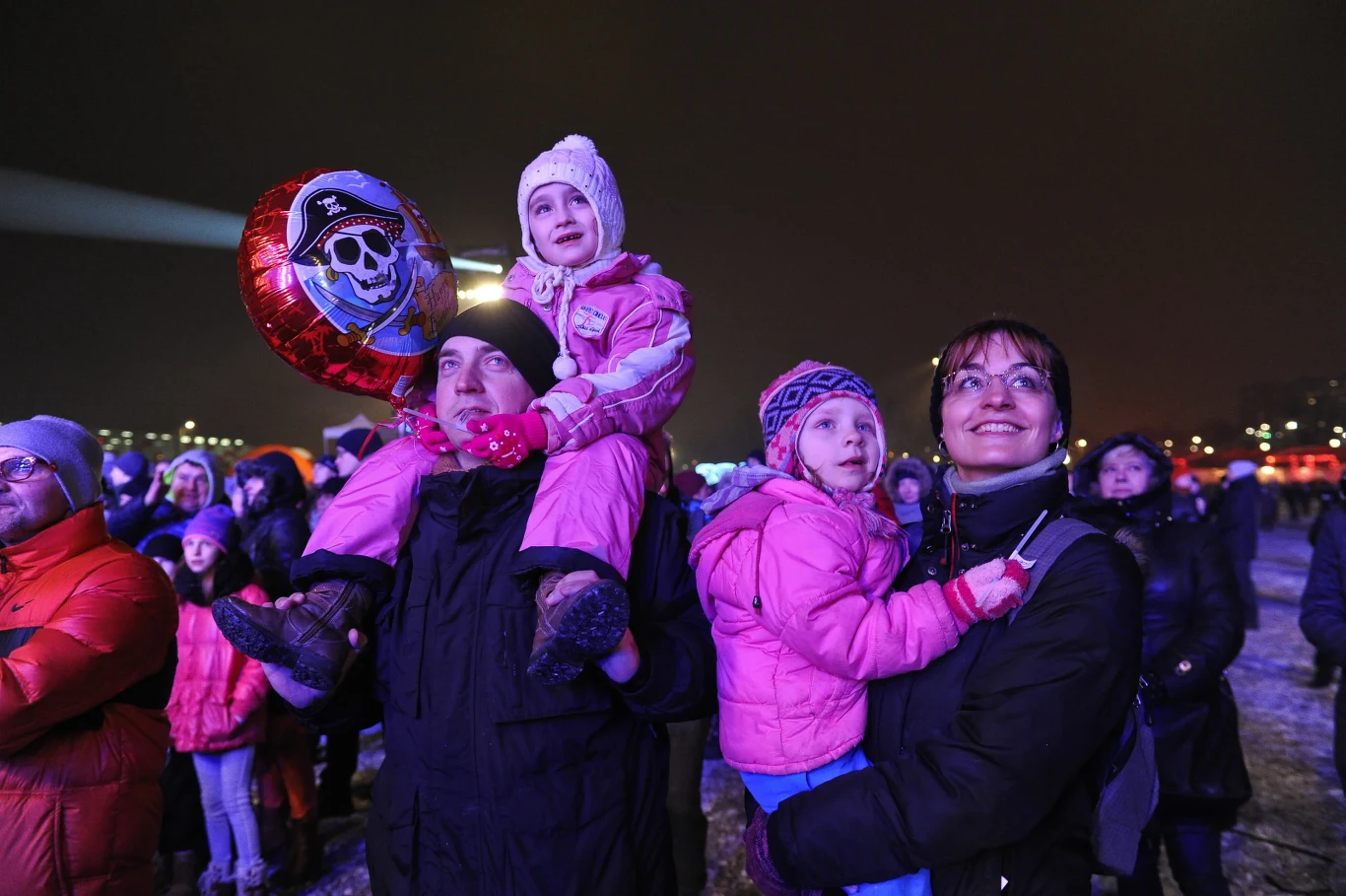 Publiczność bawiąca się podczas koncertu sylwestrowego na błoniach Stadionu Narodowego w Warszawie