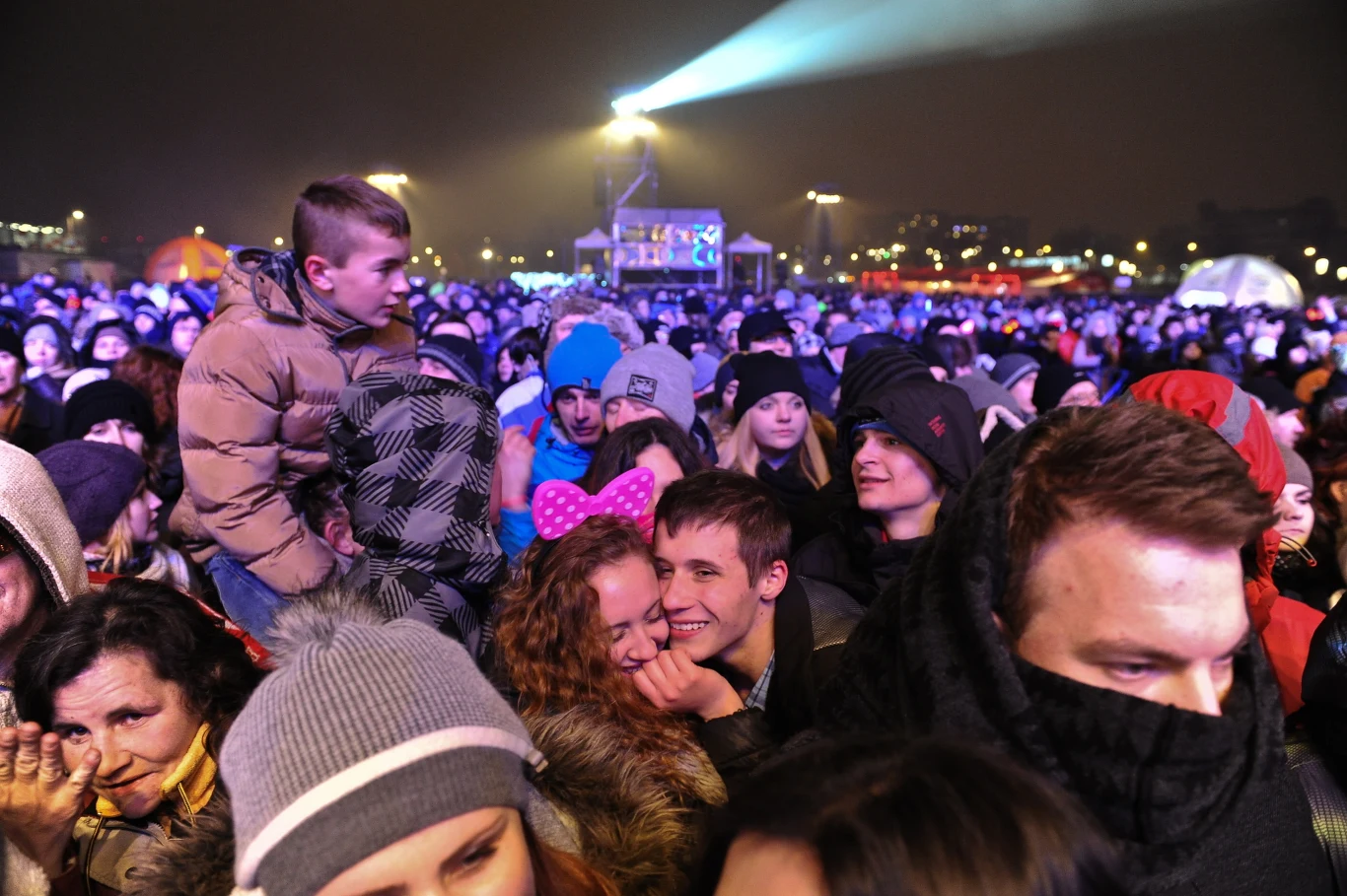 Publiczność bawiąca się podczas koncertu sylwestrowego na błoniach Stadionu Narodowego w Warszawie