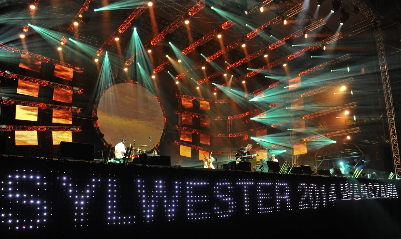 Artur Rojek (C) z zespołem występuje podczas koncertu sylwestrowego na błoniach Stadionu Narodowego w Warszawie