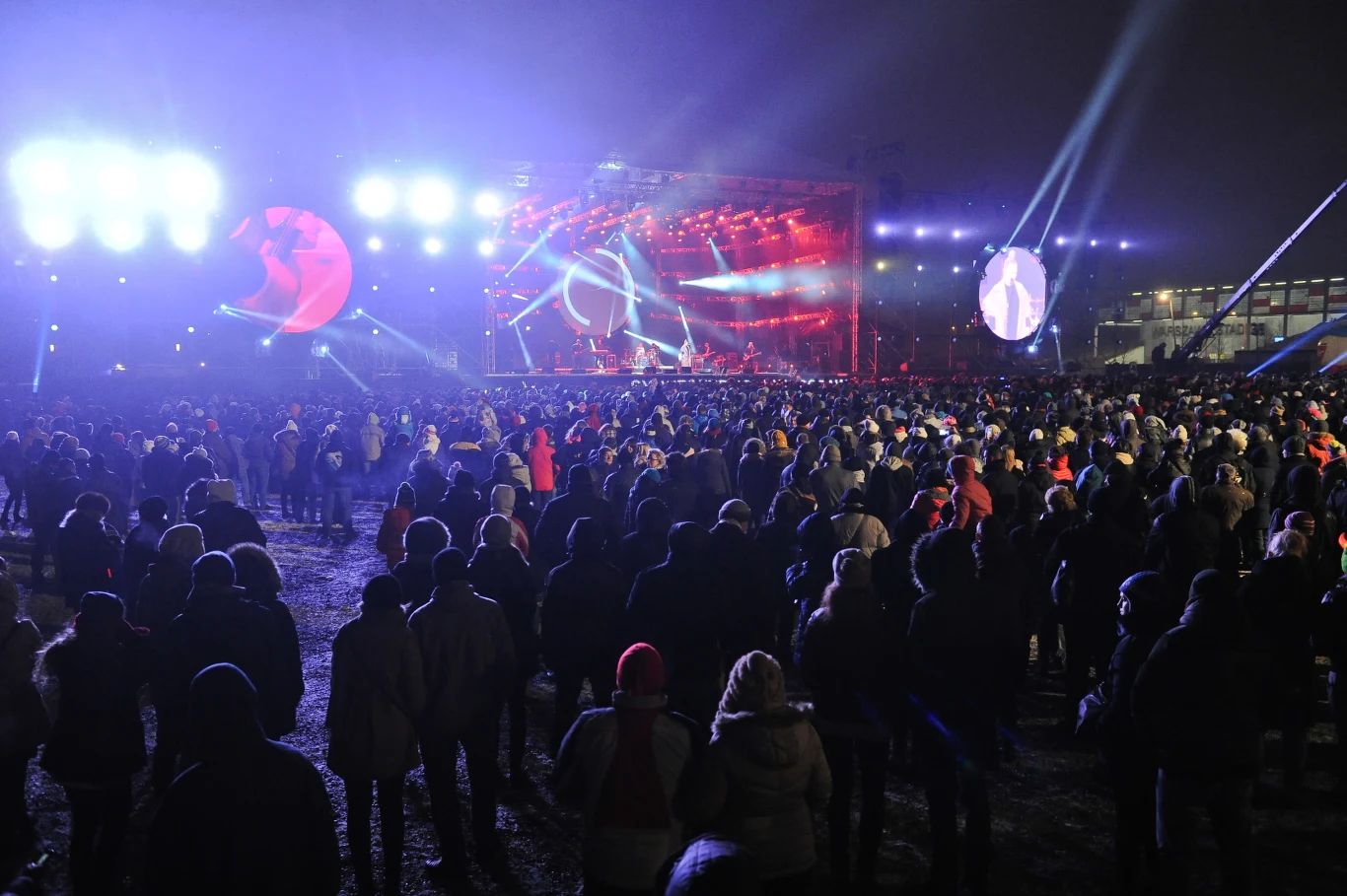 Publiczność bawiąca się podczas koncertu sylwestrowego na błoniach Stadionu Narodowego w Warszawie