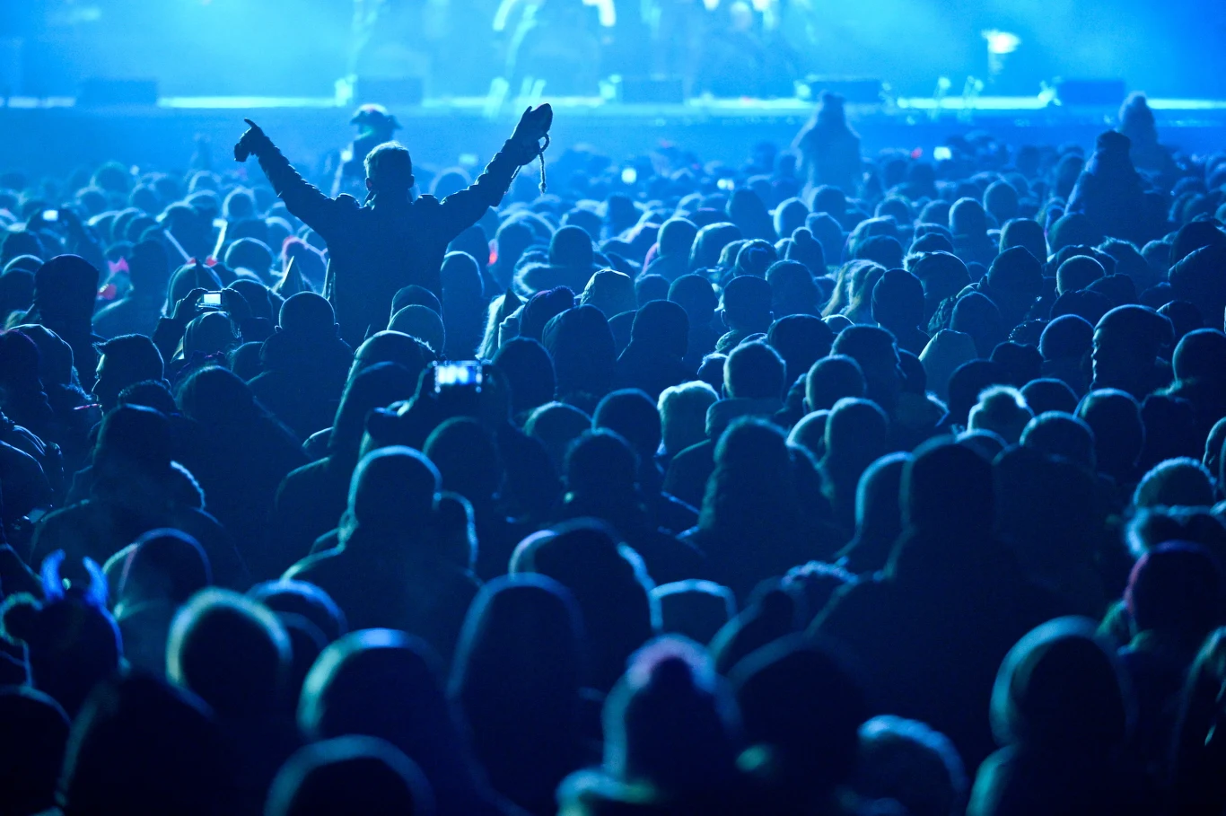 Publiczność bawiąca się podczas koncertu sylwestrowego na błoniach Stadionu Narodowego w Warszawie