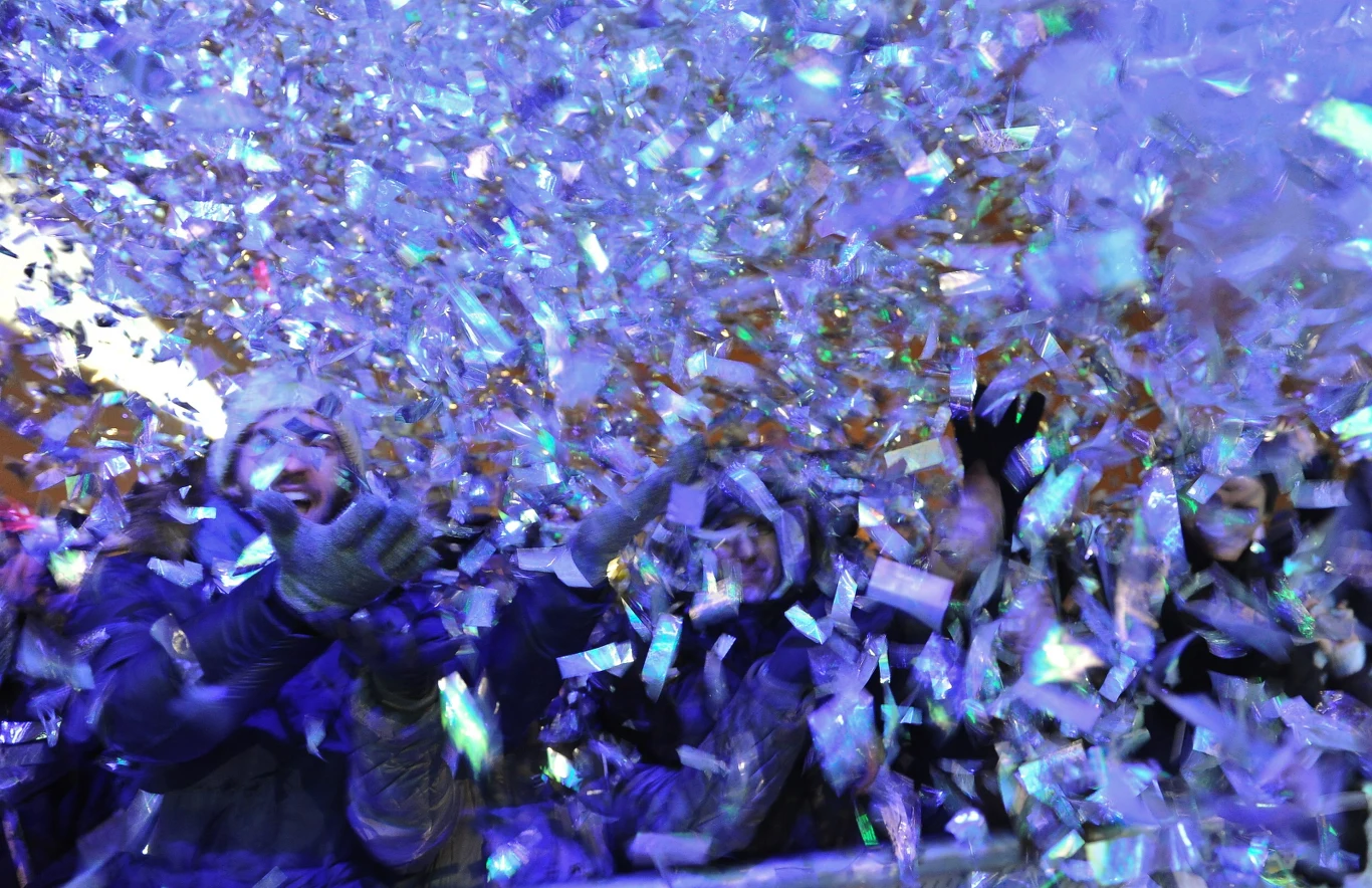 Publiczność bawiąca się podczas koncertu sylwestrowego na błoniach Stadionu Narodowego w Warszawie