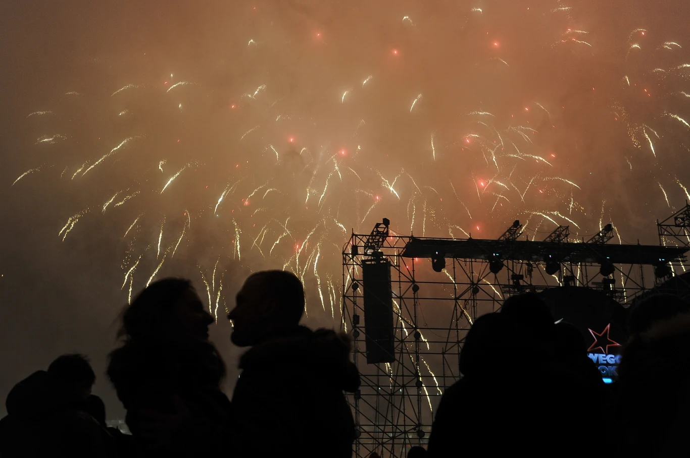 Noworoczne fajerwerki podczas zabawy sylwestrowej na błoniach Stadionu Narodowego w Warszawie