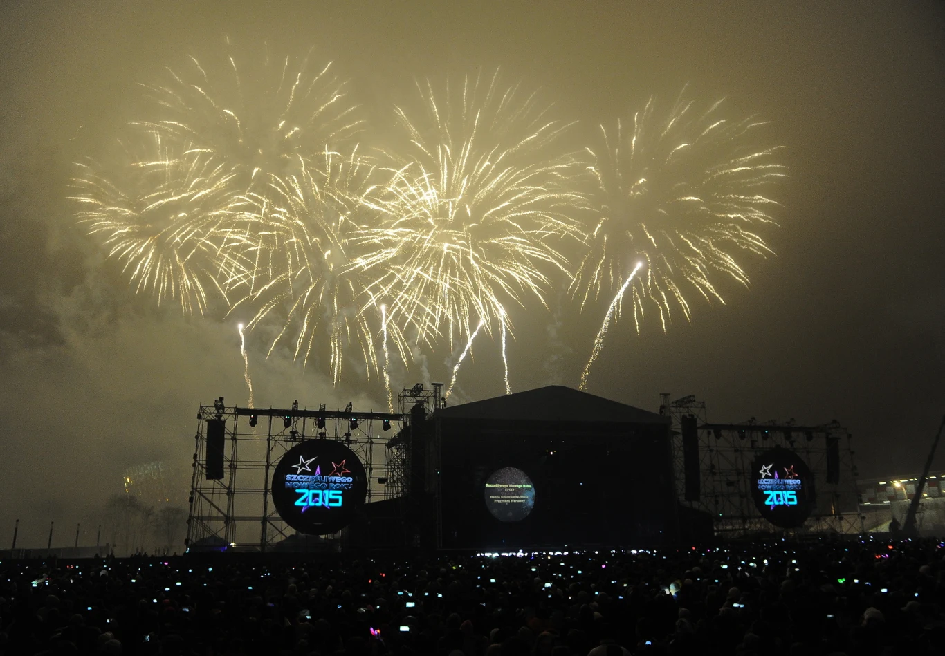 Noworoczne fajerwerki podczas zabawy sylwestrowej na błoniach Stadionu Narodowego w Warszawie