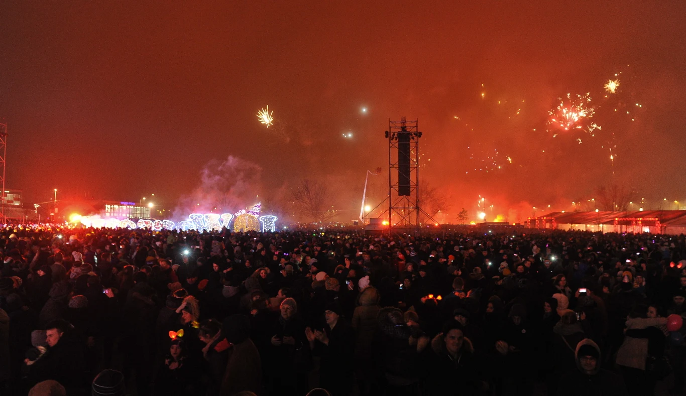 Noworoczne fajerwerki podczas zabawy sylwestrowej na błoniach Stadionu Narodowego w Warszawie