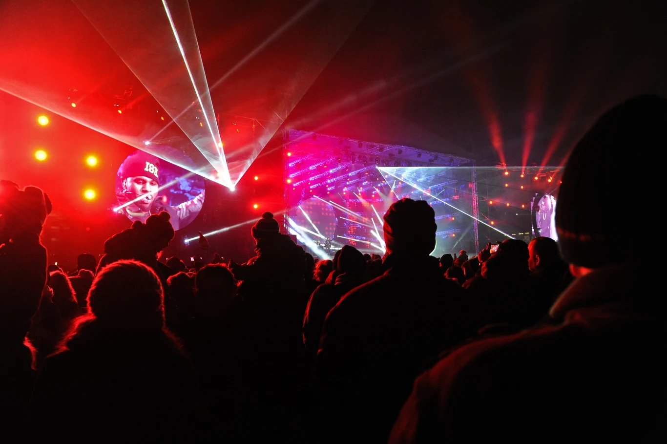 Publiczność świętuje nowy rok 2015 podczas zabawy sylwestrowej na błoniach Stadionu Narodowego w Warszawie