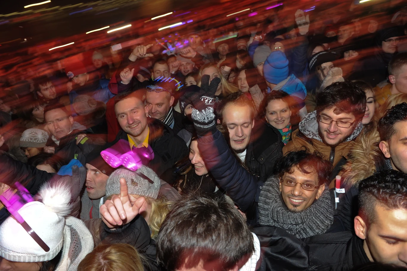 Publiczność świętuje nowy rok 2015 podczas zabawy sylwestrowej na błoniach Stadionu Narodowego w Warszawie
