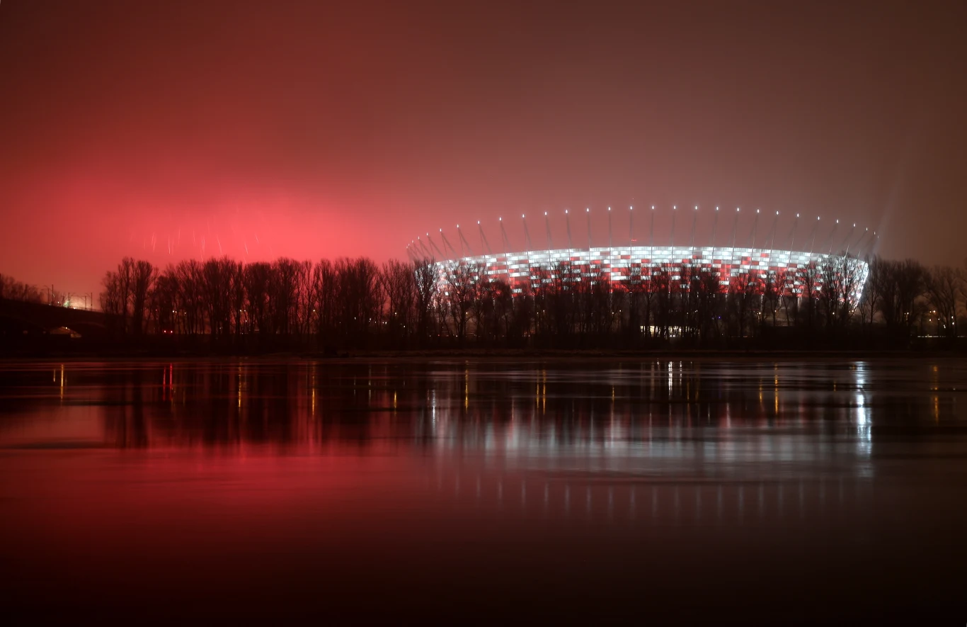 Widok na Stadion Narodowyo o północy w noc sylwestrową w Warszawie