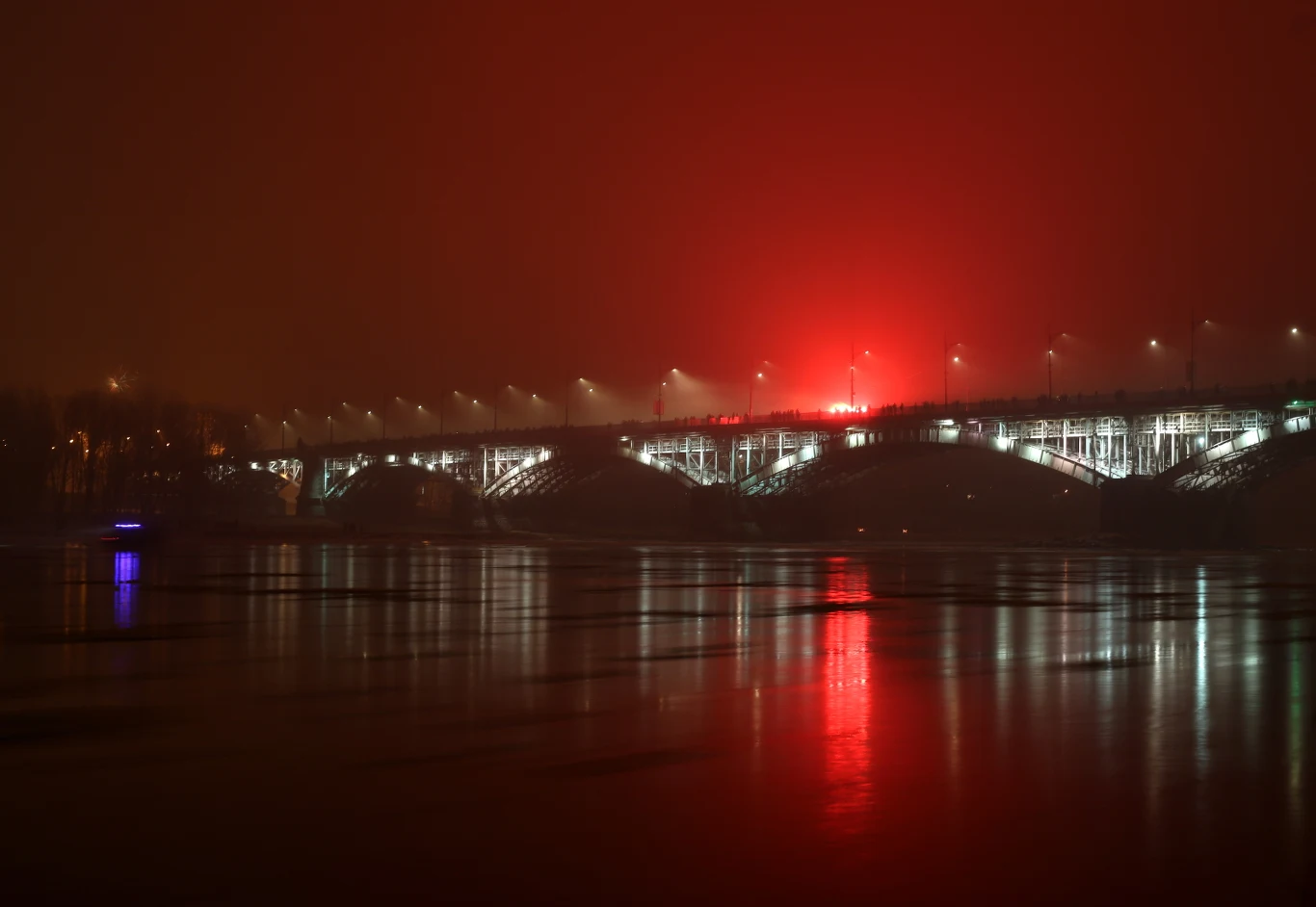 Widok na Most Poniatowskiego o północy w noc sylwestrową w Warszawie