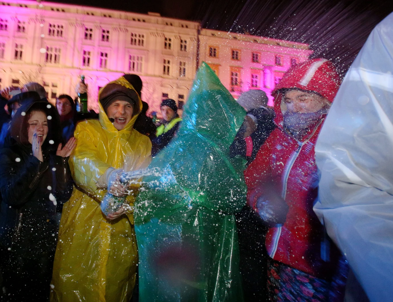 Publiczność bawi się podczas zabawy "Kraków - miasto królów" zorganizowanej przez telewizję TVN, w noc sylwestrową na Rynku Głównym w Krakowie