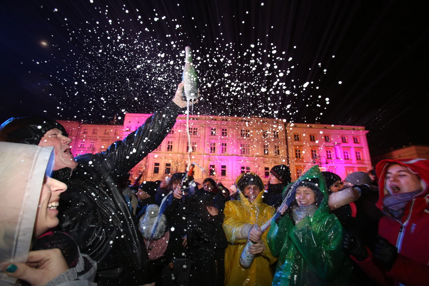 Publiczność bawi się podczas zabawy "Kraków - miasto królów" zorganizowanej przez telewizję TVN, w noc sylwestrową na Rynku Głównym w Krakowie
