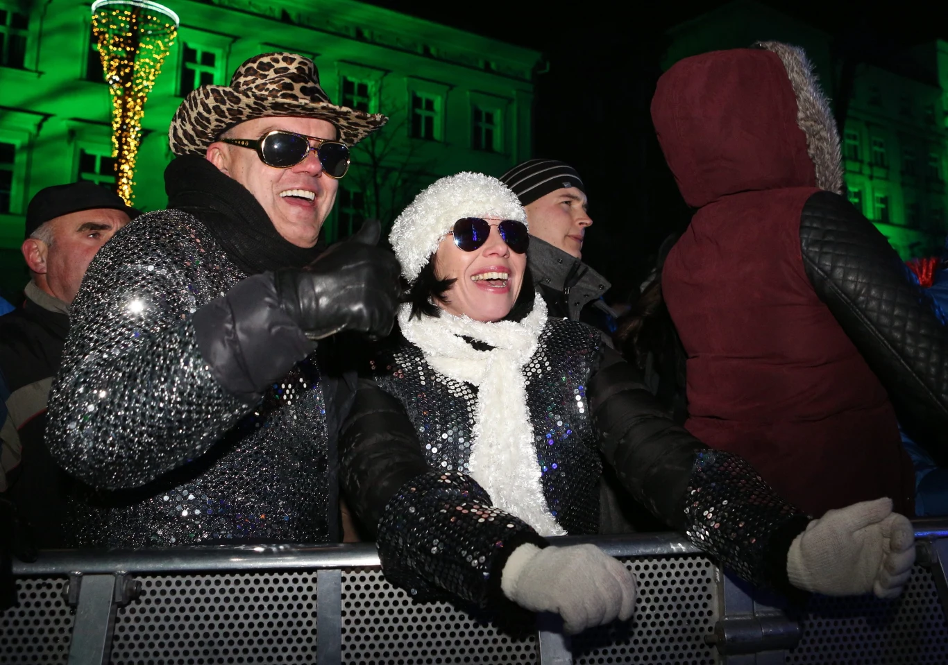 Publiczność bawi się podczas zabawy "Kraków - miasto królów" zorganizowanej przez telewizję TVN, w noc sylwestrową na Rynku Głównym w Krakowie