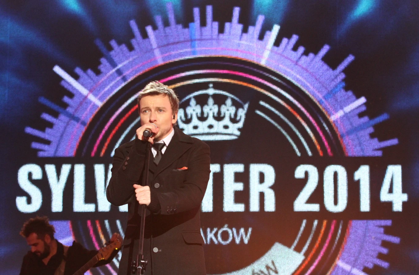 Występ Piotra Kupichy z zespołem Feel podczas koncertu "Kraków - miasto królów", zorganizowanej przez telewizję TVN, w noc sylwestrową na Rynku Głównym w Krakowie