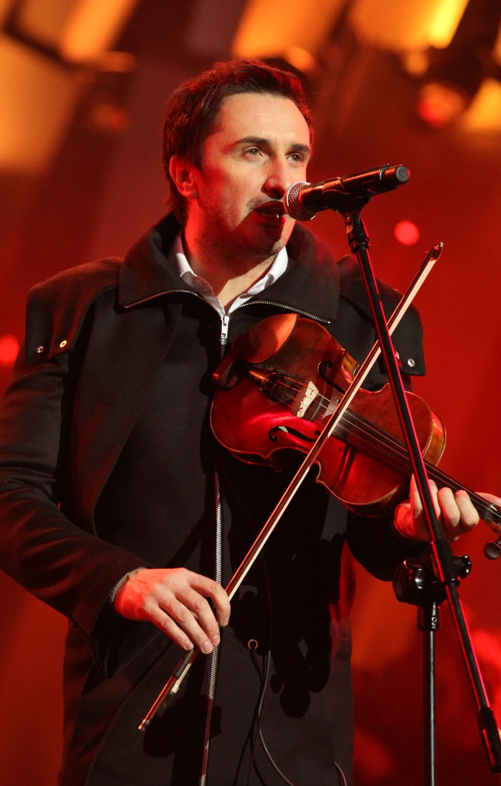 Sebastian Karpiel-Bułecka z zespołem Zakopower podczas koncertu "Kraków - miasto królów", zorganizowanej przez telewizję TVN, w noc sylwestrową na Rynku Głównym w Krakowie