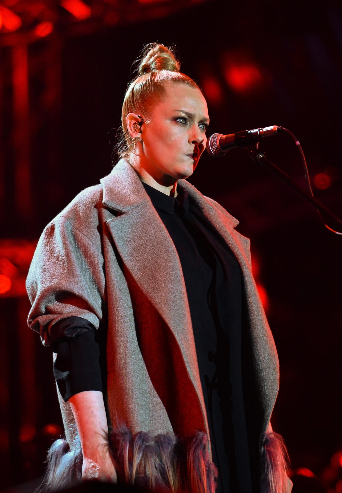 Występ Kasi Nosowskiej z zespołem Hey podczas nocy sylwestrowej na błoniach Stadionu Narodowego w Warszawie