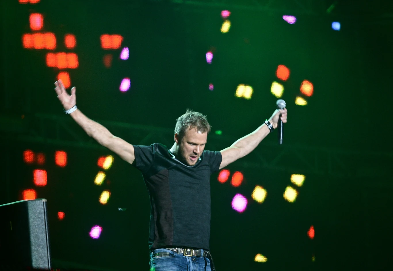 Występ holenderskiego zespołu DJ-skiego, Dash Berlin podczas nocy sylwestrowej na błoniach Stadionu Narodowego w Warszawie