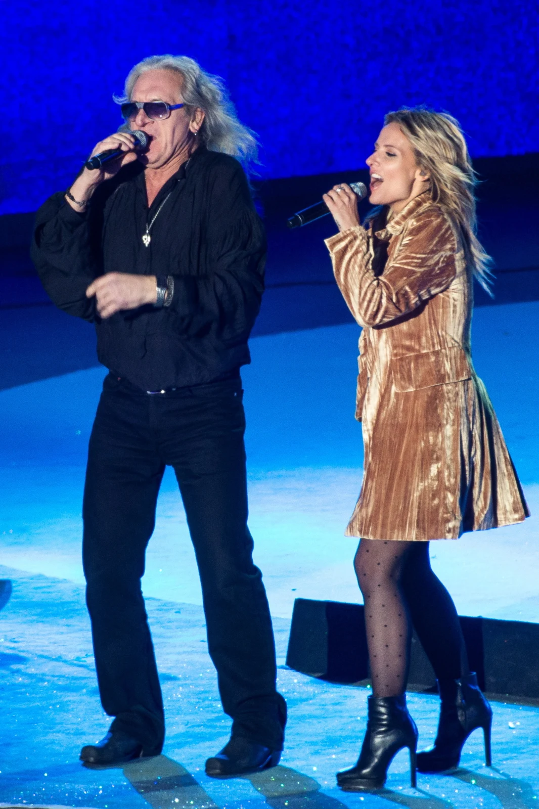 Występ Grzegorza Markowskiego z córką, Patrycją Markowską podczas koncertu zorganizowanego przez TVP2 na wrocławskim Rynku, w noc sylwestrową