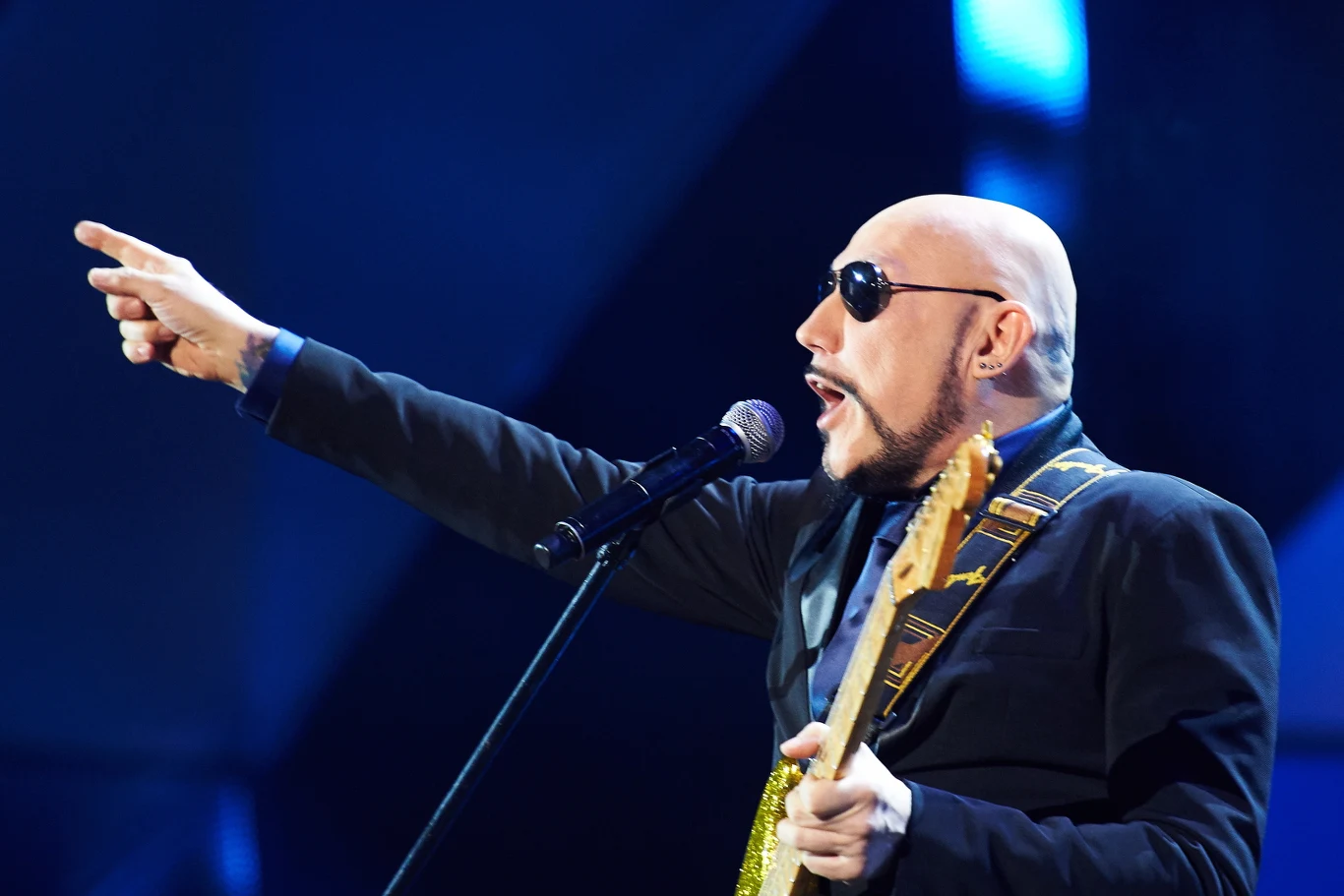 Graegorz Skawiński, wokalista zespołu Kombii występuje podczas koncertu Sylwester Polsatu 2014/2015 - Sylwestrowy Rejs Przebojów, w sylwestrową noc w Gdyni