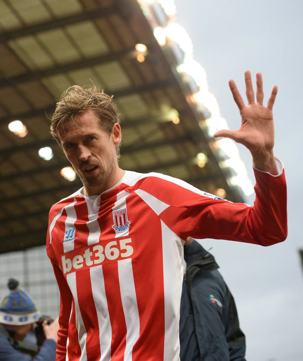 Peter Croach pozdrawia kibiców po meczu z MU.