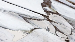 Wchodzenie na zamarznięte rzeki i jeziora jest bardzo niebezpieczne