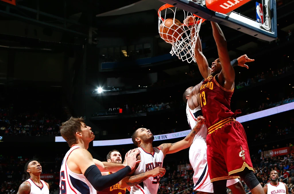 Koszykarze Atlanta Hawks (w białych koszulkach)