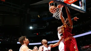 Koszykarze Atlanta Hawks (w białych koszulkach)