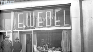 Witryna sklepu firmowego E. Wedel w Krakowie. Znany przed wojną potentat w branży słodyczy, po nacjonalizacji za czasów PRL występował pod nazwą Zakładów 22 Lipca, dawny E. Wedel