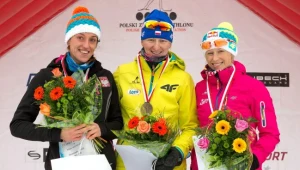 Biathlonistki na podium MP. Magdalena Gwizdoń (C) wygrała sprint na 7,5 km. Drugie miejsce zajęła Patrycja Hojnisz (L), a trzecie - Krystyna Guzik