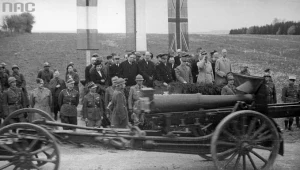 1. Dywizja Grenadierów we Francji - obchody święta 3 Maja w 1940 r. Defilada przy szosie Autreville-Martigny. Na trybunie honorowej prezydent RP Władysław Raczkiewicz (w prochowcu) i gen. Władysław Sikorski (obok, salutuje)