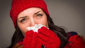 By uniknąć gwałtownych spadków temperatury ciała, przed wyjściem na zewnątrz zadbaj o odpowiednio ciepłe ubrania 