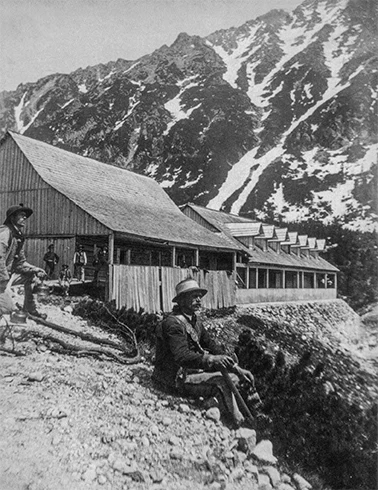 Pierwsze i drugie schronisko Towarzystwa Tatrzańskiego – na pierwszym planie Bartuś Obrochta (fot. W. Eliasz-Radzikowski, archiwum Schroniska Morskie Oko) Pierwsze i drugie schronisko Towarzystwa Tatrzańskiego – na pierwszym planie Bartuś Obrochta (fot. W. Eliasz-Radzikowski, archiwum Schroniska Morskie Oko)