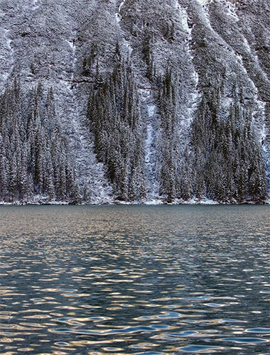 „Lśni jezioro zamknięte w granitów kotlinie” (Morskie Oko – K. Przerwa-Tetmajer, fot. B. Pawłowski)]