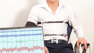 Mężczyzna poddawany testom na wykrywaczu kłamstw