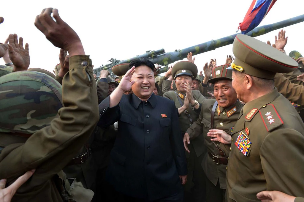Przywódca Korei Północnej Kim Dzong Un podczas jednej z inspekcji obiektów wojskowych Przywódca Korei Północnej Kim Dzong Un podczas jednej z inspekcji obiektów wojskowych
