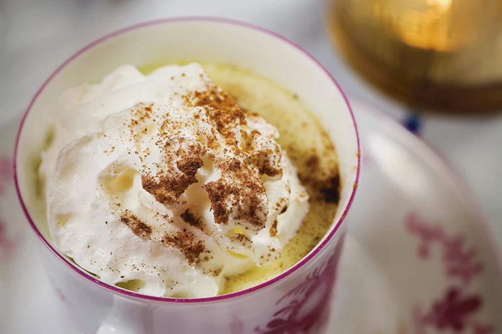 Gorąca czekolada na jesienne i zimowe wieczory albo mała mocha, czyli miks espresso i czekolady. Możemy topić czekoladę białą deserową albo gorzką, w zależności od preferencji. Warto pamiętać, że im niższa zawartość kakao, tym więcej potrzeba cukru. fot. Eliza Mórawska Gorąca czekolada na jesienne i zimowe wieczory albo mała mocha, czyli miks espresso i czekolady. Możemy topić czekoladę białą deserową albo gorzką, w zależności od preferencji. Warto pamiętać, że im niższa zawartość kakao, tym więcej potrzeba cukru. fot. Eliza Mórawska