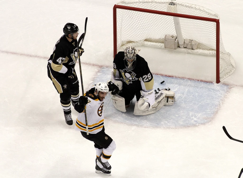 Patrice Bergeron cieszy się ze zwycięskiego gola Patrice Bergeron cieszy się ze zwycięskiego gola