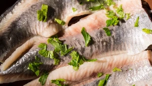 Okazuje się, że zwykłe śledzie wspomagają pracę mózgu, serca i układu krążenia. Wspomagają tez odporność