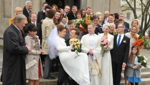 Piękni, zakochani i bardzo szczęśliwi. Mimo początkowych kłopotów, z ust obu młodych par nie będzie schodził uśmiech.