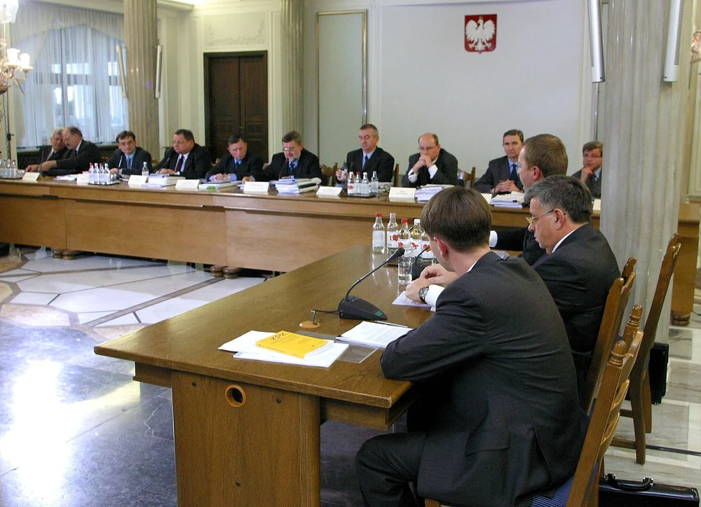 Przed sejmową komisją śledczą Lew Rywin odczytał tylko oświadcznenie i odmówił odpowiedzi na pytania