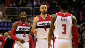 Marcin Gortat w towarzystwie Johna Walla i Bradleya Beala